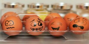 Een illustratieve afbeelding van de voordelen en nadelen van een microdosering-ervaring met truffels. Je kunt 4 eieren zien die allemaal verschillende emoties hebben.