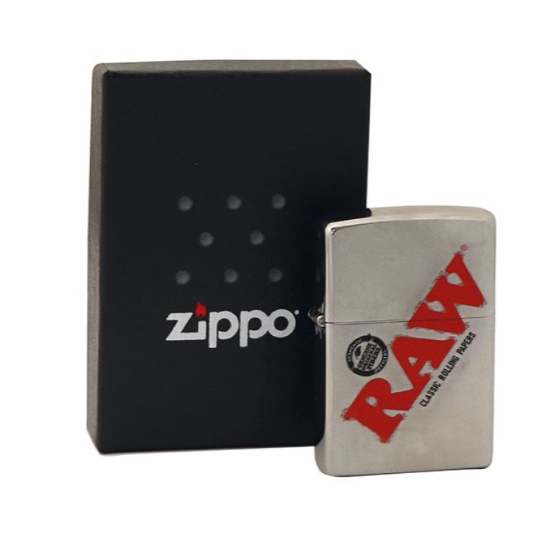 Ein Zippo Feuerzeug in Zusammenarbeit mit der Marke RAW.